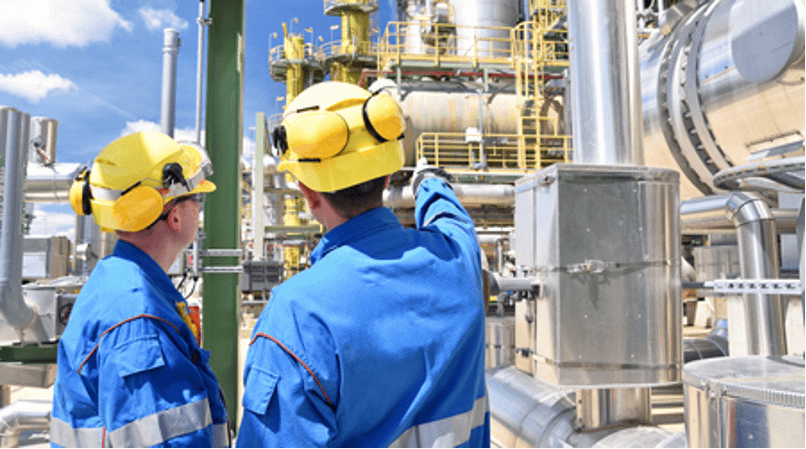 Between the Petrochemical Industry and Petrochemical Engineering - Petrochemical engineering incorporates various departments and fields of study.